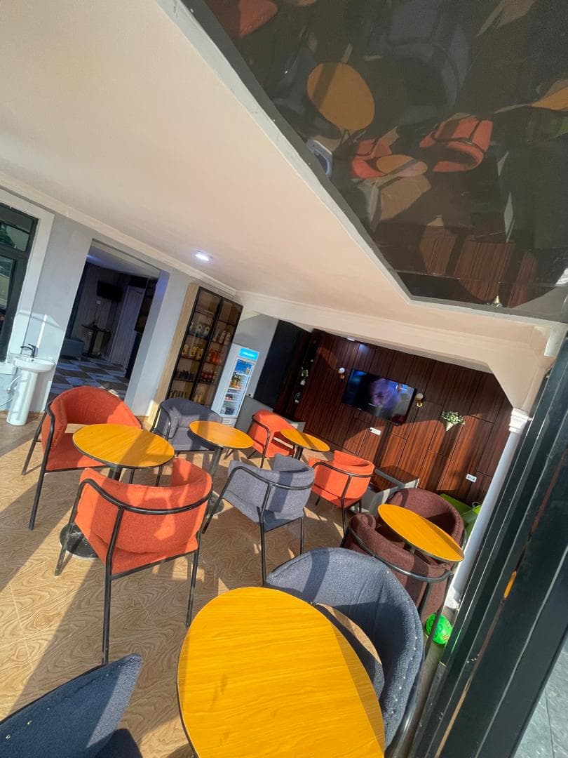 The café lounge at Oak Haven Suites